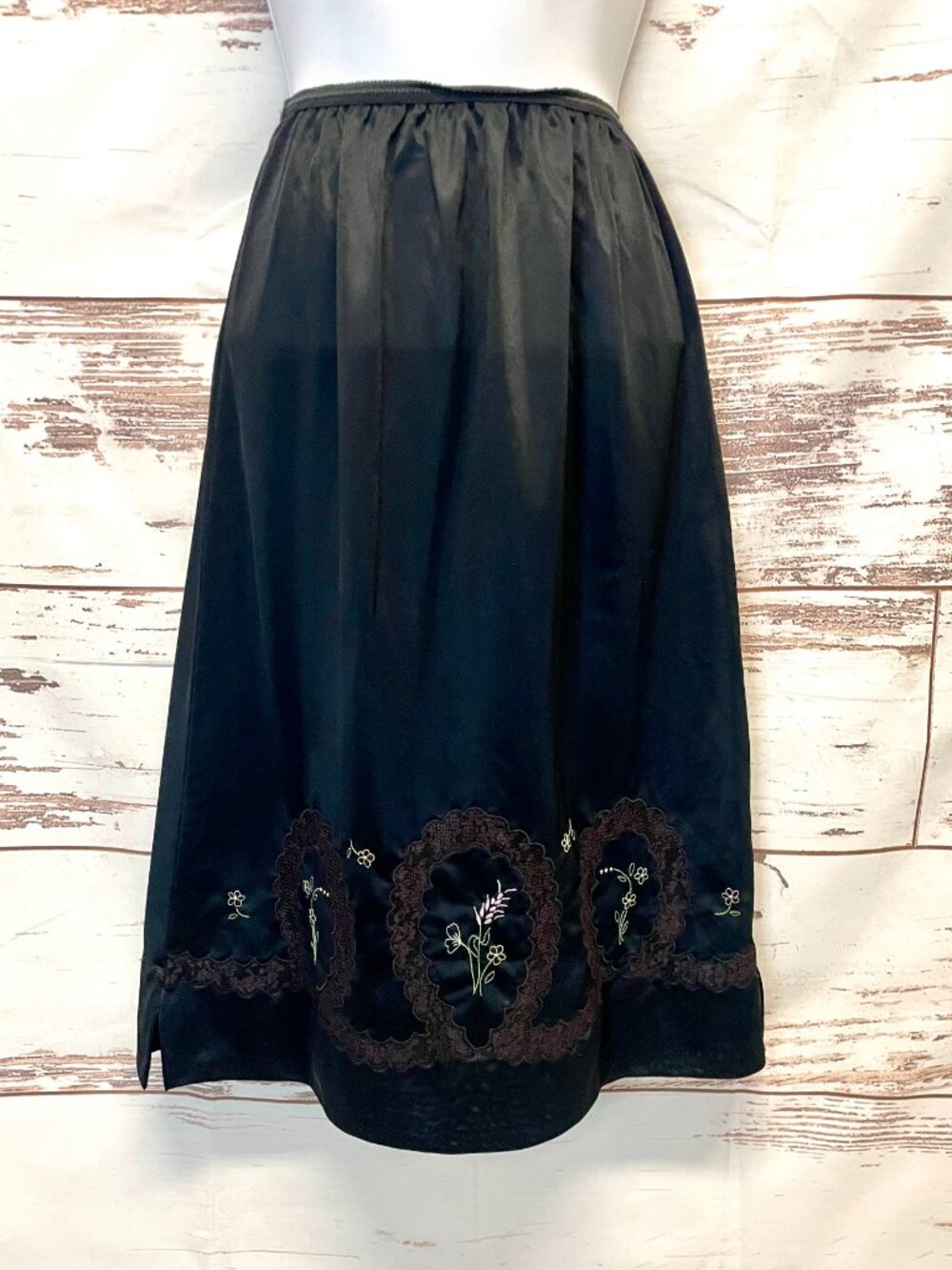 Vintage Chelsea nylon lace inlay embroidered slip skirt